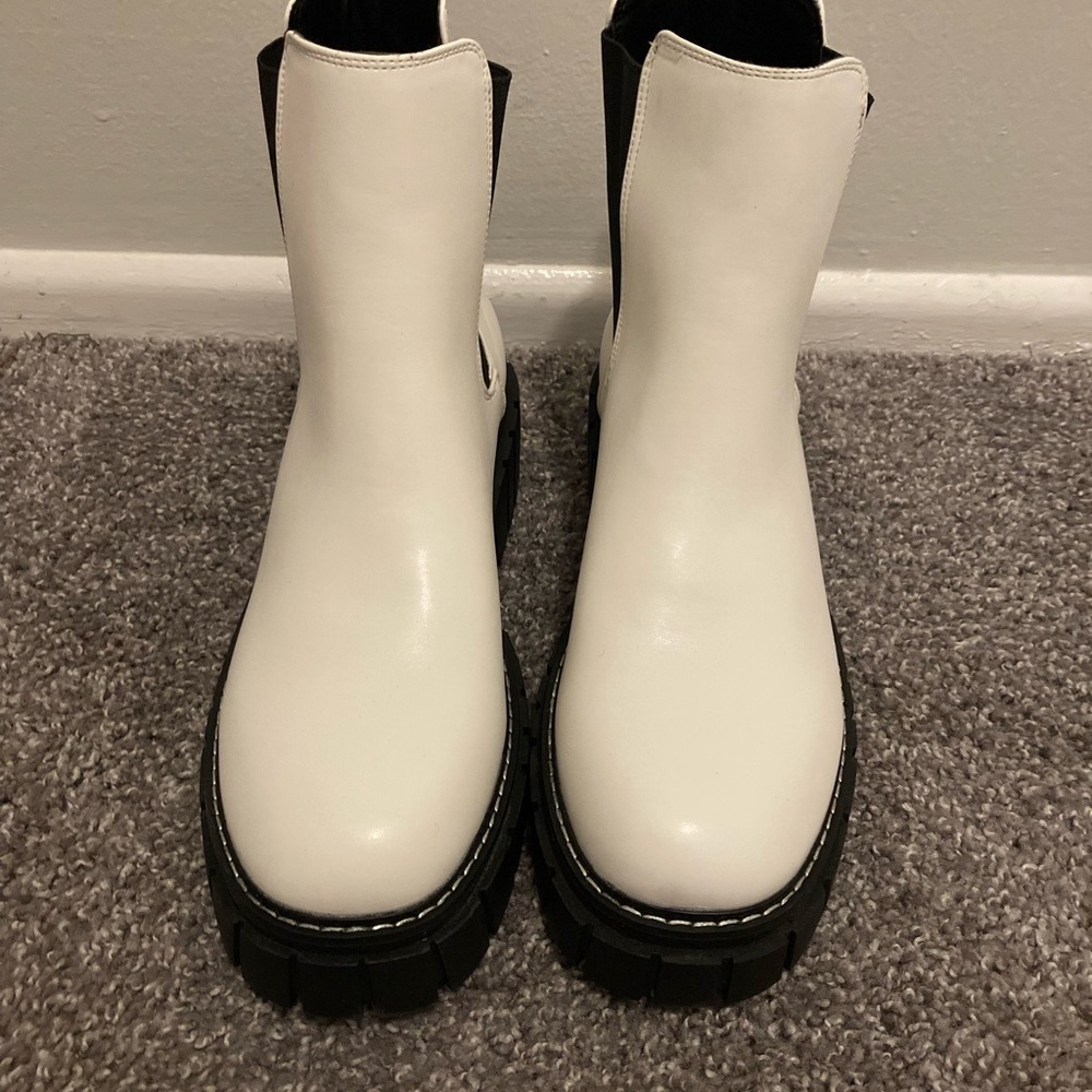 ⚫️Madden Girl Women's Pheobee Chelsea Boot - Picture 2 of 6